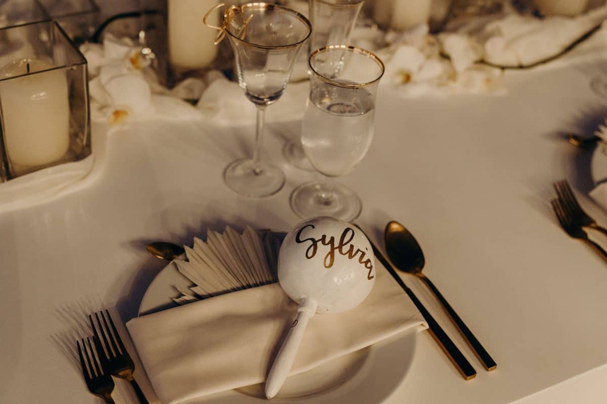 Table decor with personalized maracas in gold, gold rim glassware