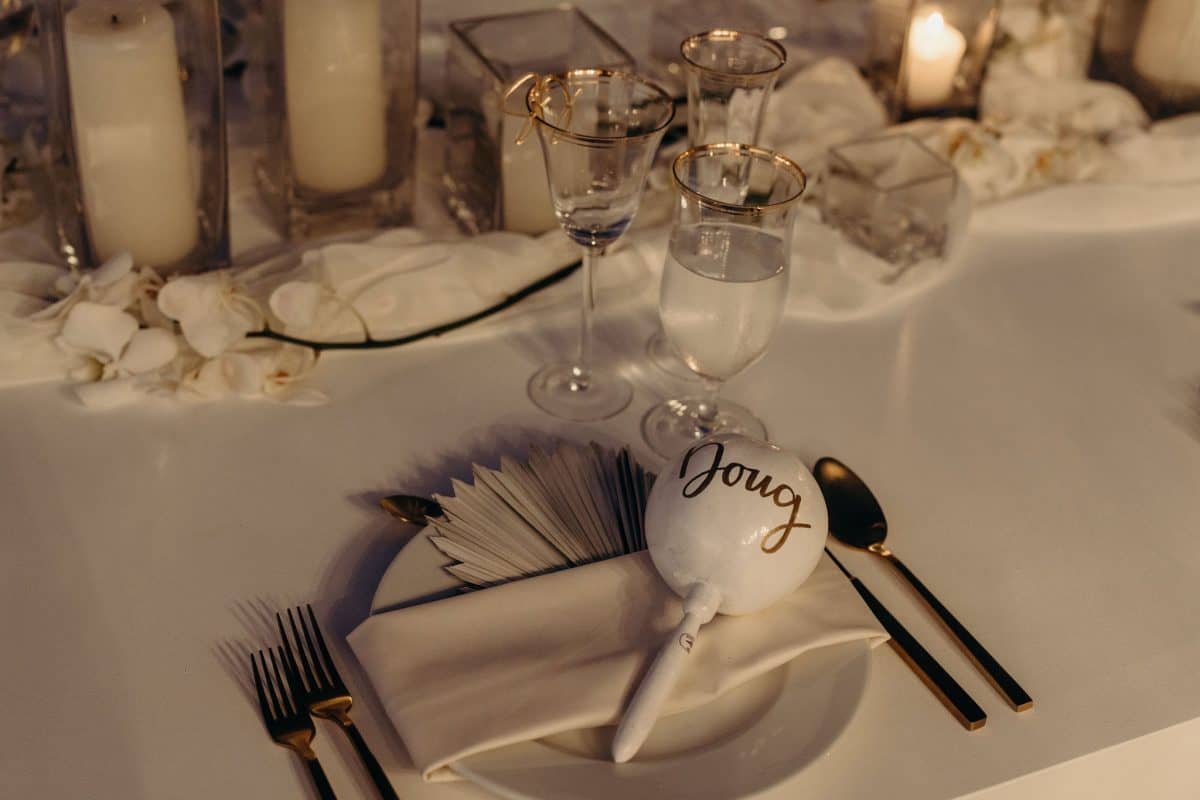 Table decor with personalized maracas in gold, gold rim glassware